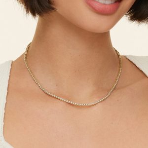 3.50 karat bezel model sari altin pirlanta suyolu kolyenin boyunda durusu