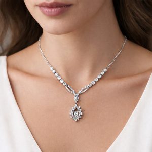 ajurlu y form floral pirlanta kolyenin boyunda durusu