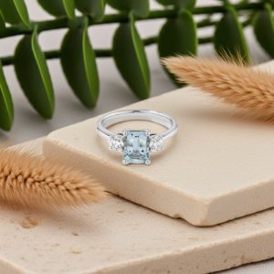 akuamarine orta tasli ve yuvarlak pirlanta yan tasli vintage yuzuk dekorlu zemin uzerinde