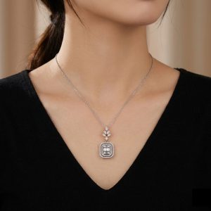 baget kesim ve floral detayli pirlanta kolyenin boyunda durusu