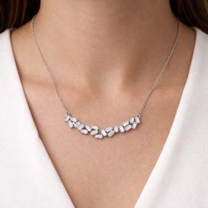 baget kesim pirlanta kolyenin boyunda durusu