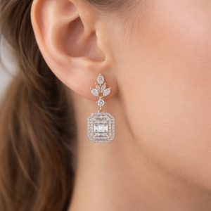 baget pirlanta tasli iki renkli sallantili kupe kulakta durusu