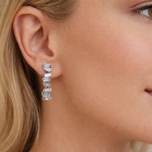 baget tas dizilimli yarim halka pirlanta kupe kulakta durusu