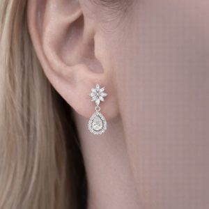 cicek detayli damla tasli sallantili pirlanta kupe kulakta durusu