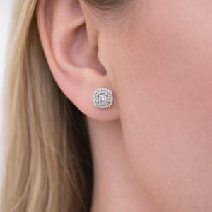 cift halo kare pirlanta kupe model uzerinde kulakta durusu