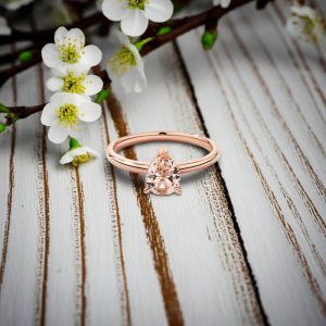 damla kesim acik pembe tasli rose altin vintage yuzuk dekorlu zemin uzerinde