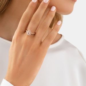 damla kesim acik seftali pembe tasli cift halo pirlanta yuzugun parmak uzerindeki durusu