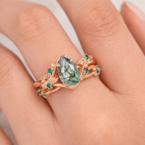 damla kesim moss agate merkez tasli ve yesil detayli vintage yuzugun parmak uzerindeki durusu