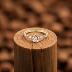 damla kesim merkez pirlanta ve halo detayli vintage yuzuk dekorlu zemin uzerinde