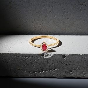 damla kesim yakut tasli halo pirlanta yuzuk dekorlu zemin uzerinde