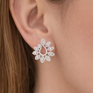 damla motifli yaprak desenli pirlanta kupe kulakta durusu