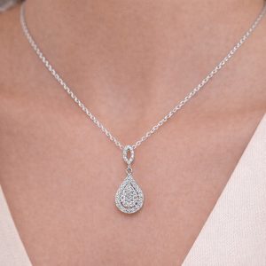 damla pirlanta kolyenin boyunda durusu