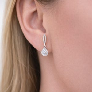 damla form sallantili pirlanta kupe model uzerinde kulakta durusu