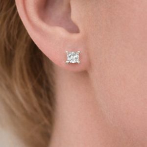 dort tirnakli tektaş pirlanta küpe modeli