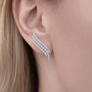 kulak boyunca uzanan ear climber pirlanta kupe model uzerinde durusu