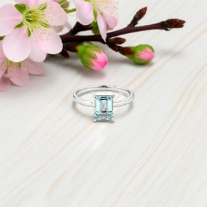 emerald kesim acik mavi merkez tasli vintage yuzuk dekorlu zemin uzerinde