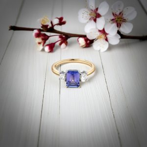 emerald kesim tanzanit merkez tasli ve prenses kesim pirlanta yan tasli vintage yuzuk