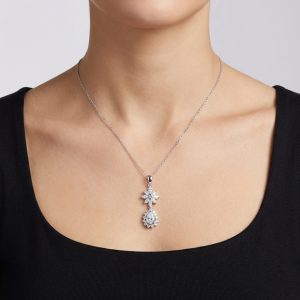 floral ust detayli damla pirlanta kolyenin boyunda durusu