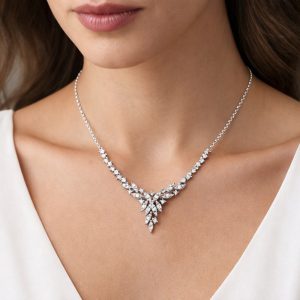 v form floral pirlanta kolyenin boyunda durusu