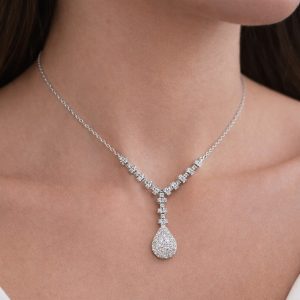 y form geometrik tasli damla pirlanta kolyenin boyunda durusu