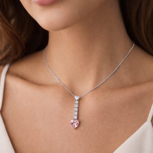 kalp kesim pirlanta ve morganit kolyenin boyunda durusu