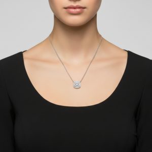 coklu halo pirlanta kolyenin boyunda durusu