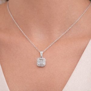 kare pırlanta kolyenin boyunda duruşu