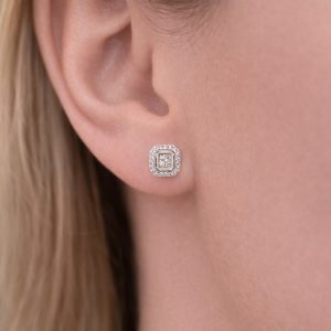 kare halo pirlanta kupe model uzerinde kulakta durusu