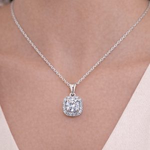 tek tas gorunumlu pirlanta kolyenin boyunda durusu