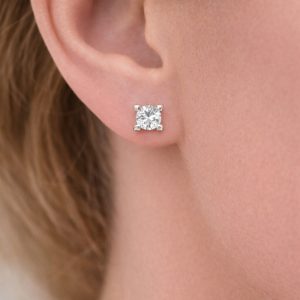 kare tirnakli tektaş pirlanta küpe kulakta duruşu