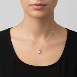 kose tirnakli tektas pirlanta kolyenin boyunda durusu