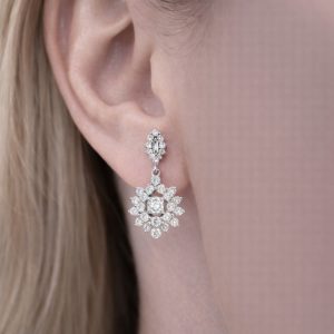 markiz formda yuvarlak pirlantalar ile tasarlanmis yildiz motifli sallantili kupe kulakta durusu