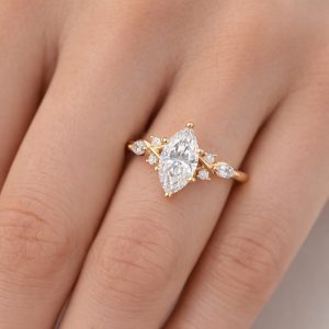 markiz kesim merkez pirlanta tektaşli minimal markiz ve yuvarlak pirlanta detayli vintage yuzugun parmak uzerindeki durusu