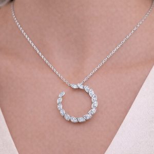 yarim daire markiz tasli pirlanta kolyenin boyunda durusu