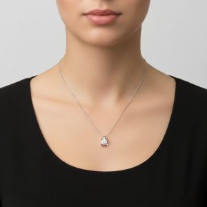 markiz tirnakli tektaş kolyenin boyunda durusu