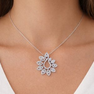 markiz yaprak motifli pirlanta kolyenin boyunda durusu