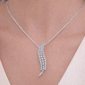 melek kanadi formunda uzun ve tasli pirlanta kolye modeli