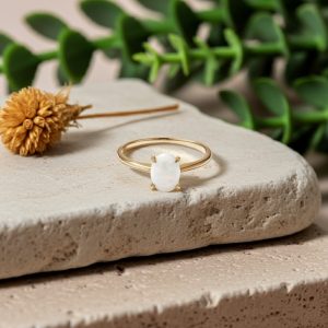 oval beyaz opal tasli ince sarı altin vintage yuzuk dekorlu zemin uzerinde