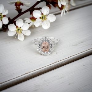 oval kesim morganit merkez tasli ve pirlanta detayli vintage yuzuk dekorlu zemin uzerinde