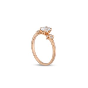 oval pirlanta tasli yaprak detayli yuzuk yandan gorunumu