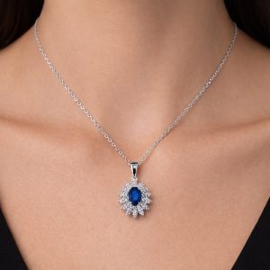 oval safir tasli pirlanta kolyenin boyunda durusu