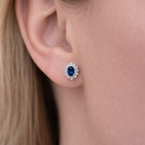 oval safir tasli halo pirlanta kupe model uzerinde kulakta durusu