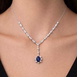 safir tasli pirlanta kolyenin boyunda durusu