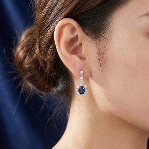 oval kesim safir taşlı yıldız detaylı pırlanta sallantılı küpe kulakta duruşu