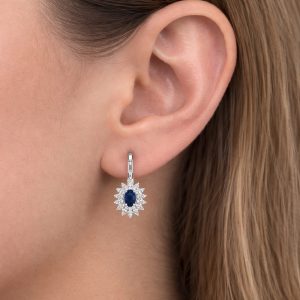 oval kesim safir taşlı yıldız motifli pırlanta sallantılı küpe kulakta duruşu