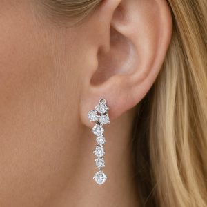 sirali tasli sarkit pirlanta kupe kulakta durusu