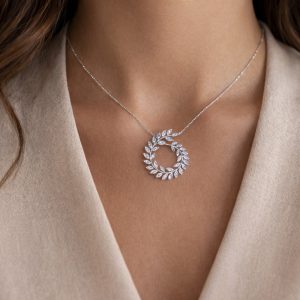 yaprak motifli daire pirlanta kolyenin boyunda durusu