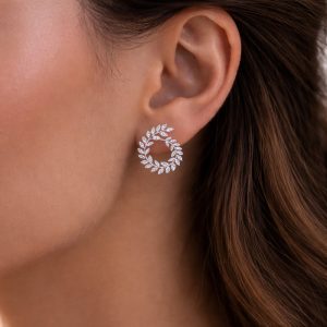 yaprak motifli halka tasarimli pirlanta kupe kulakta durusu