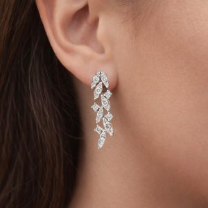 yaprak motifli uzun pirlanta kupe model uzerinde durusu