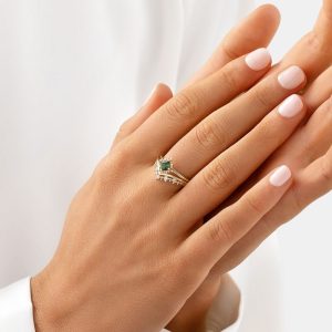 yesil turmalin merkez tasli vintage yuzugun parmak uzerindeki zarif durusu